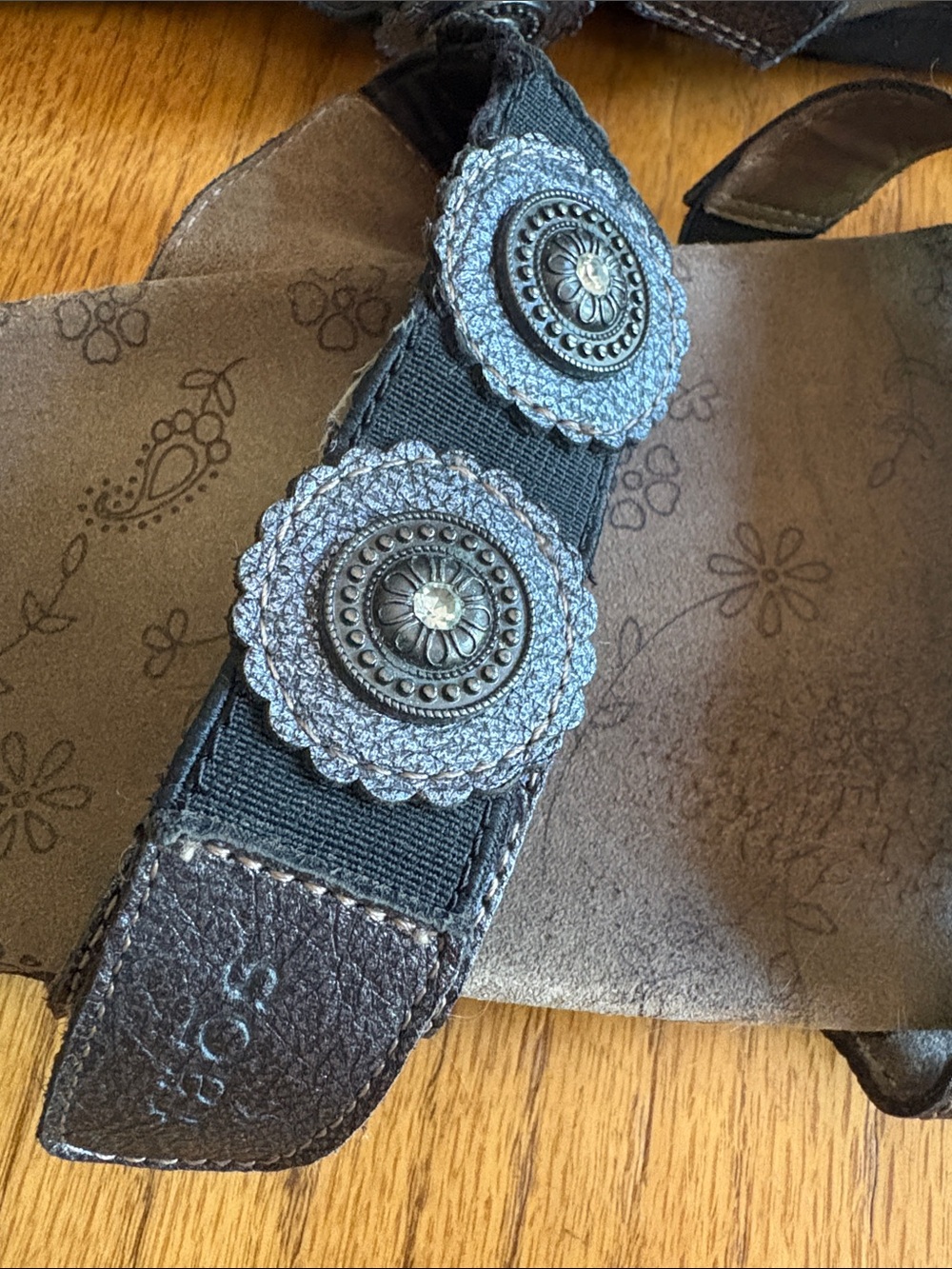 Taos Footwear Crisscross Slide Sandals with Medallion Accents size 10 - Picture 4 of 9